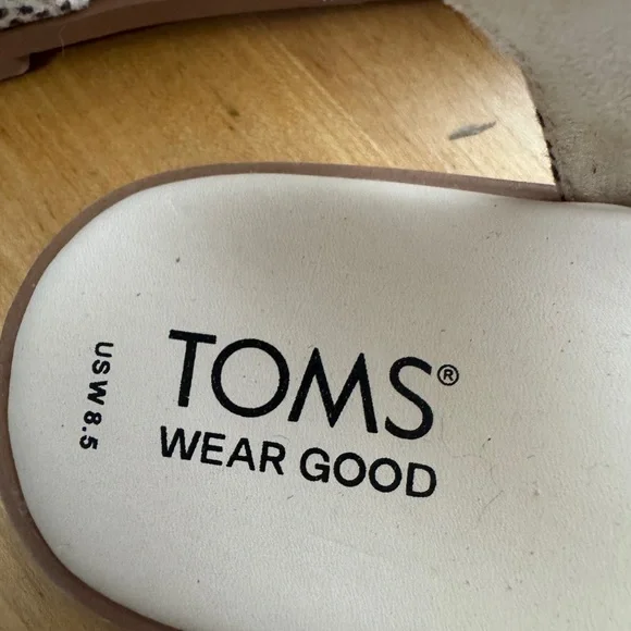 TOMS Print Strappy Sandals 8.5 W with buckle Like New - Picture 8 of 8